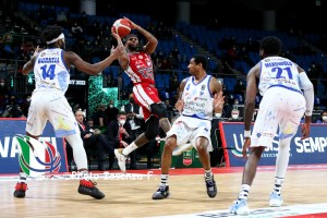 L’Olimpia Milano cambia marcia nel terzo quarto e scappa: Delaney al volante, Sassari ko con onore