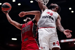 Senza Melli l’Olimpia Milano si scioglie: James e Hall trascinano il Monaco al Forum