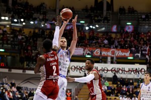 Trieste non c’è, Sassari banchetta all’Allianz Dome