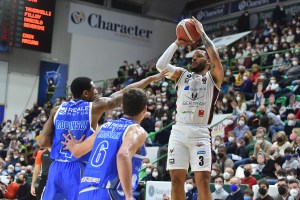 Nel finale la decide Cain: la prima Sassari di Bilan si ferma sul più bello