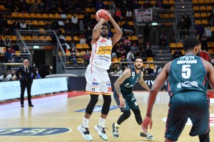 Reggio sbaglia solo il secondo quarto: vittoria con Pesaro 86-77