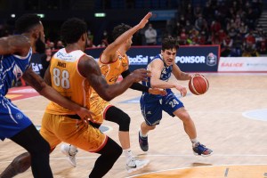 Pesaro spreca e Brescia passa sul filo di lana