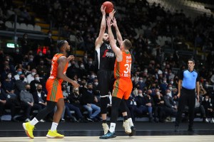 La Shengelia night è un incubo per la Virtus: il Cedevita passa alla Segafredo Arena