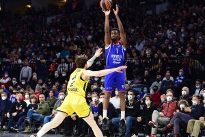 Efes hold off Fenerbahce late comeback to come out on top in the Istanbul Derby