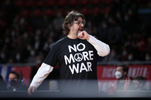 Andrea Trinchieri in panchina con la maglietta “No War”