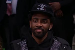 Kyrie Irving a bordo campo e negli spogliatoi al Barclays Center. Ma non può giocare