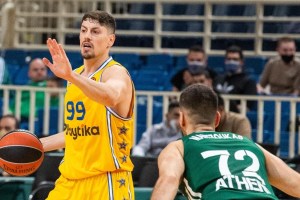 Maccabi makes another step towards Euroleague playoff return after road win at OAKA