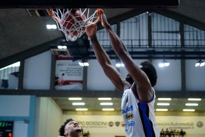 Aaron Jones in uscita dal VEF Riga