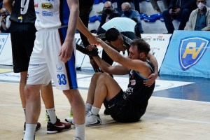 Vanoli Cremona, dieci giorni di stop per Peppe Poeta
