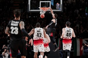 Non c’è gara alla Segafredo Arena: la Virtus passeggia con una Milano rimaneggiata, primato in tasca
