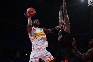 Pesaro dura un tempo, la Virtus scappa nel terzo quarto