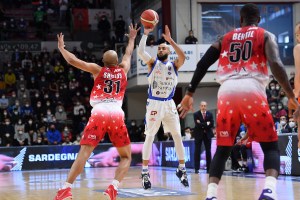 La giocata di Robison fa impazzire Sassari. Olimpia Milano ko all’ultimo respiro, sorpasso Virtus