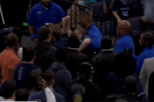 Una fan si incatena alla struttura del canestro in Grizzlies-Timberwolves