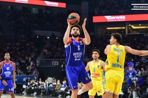 Efes clinches Playoff ticket with comeback win over ALBA Berlin