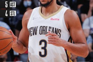 23+12 di Hayes, Pelicans in controllo a Sacramento