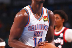 24+21 per Hoard, OKC supera Portland