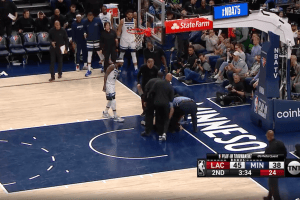 Nel corso di Timberwolves-Clippers una donna si incolla le mani sul parquet