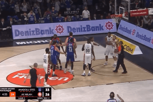 Sergio Rodriguez vs Chris Singleton, il “pestone” è volontario?
