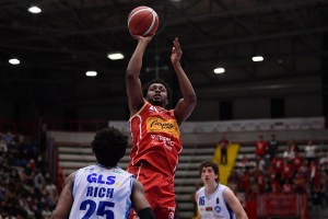 La gioia di Pesaro, il capolavoro di Luca Banchi: battuta Napoli, è playoff