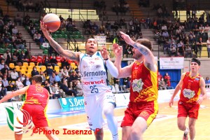 Nessuna valenza per la classifica, Cantù resiste al rientro di Ravenna