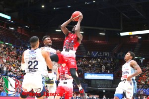 Olimpia Milano rimaneggiata e sorprendente: Brindisi rimontata, la decidono Daniels e Bentil