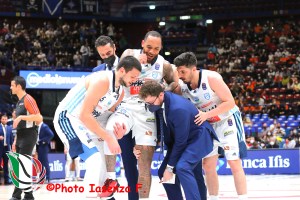 Infortunio D’Angelo Harrison: esclusa la causa adesivi. Al Forum non ci sono