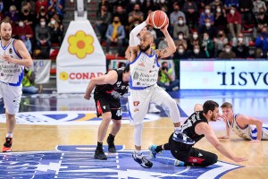 La Virtus Bologna riprende fiato, la Dinamo dilaga oltre le previsioni: +35 al PalaSerradimigni