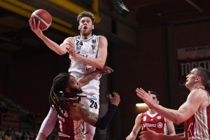 Un favoloso quarto periodo proietta Tortona ai play-off