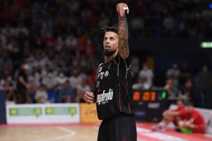 Daniel Hackett si scusa con il pubblico di Pesaro