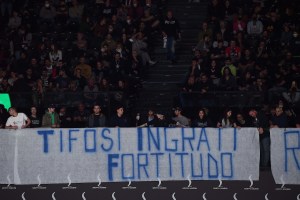 Fortitudo Bologna, gli striscioni della contestazione della Fossa dei Leoni