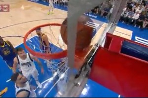 L’esilarante libero di Draymond Green: la palla si ferma magicamente sul ferro