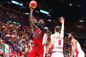 Olimpia Milano da tutto o (quasi) niente. Reggio rientra nel finale, Hall e Datome dicono 1-0