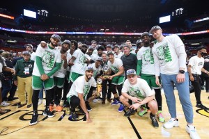 I Boston Celics tornano alle NBA Finals, la celebrazione in campo