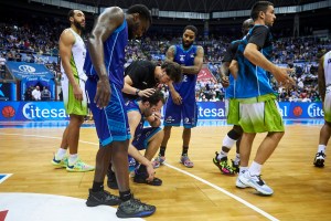 Burgos retrocede, il presidente obbliga i giocatori a inginocchiarsi per chiedere scusa ai tifosi