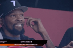 Kevin Durant sempre al seguito di Mike James. Eccolo anche al Pireo