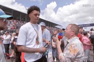 GP di Miami, intervista in pista a Paolo Banchero. Ma il giornalista crede sia Patrick Mahomes