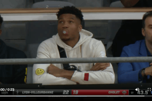 Sugli spalti di Astroballe spunta Giannis Antetokounmpo