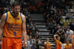 Valencia re-signs Sam Van Rossom