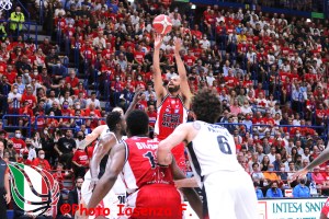 L’Olimpia si regala il quarto perfetto e il primo match point scudetto: la Virtus cede di schianto