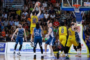 La Givova Scafati domina gara 5 con Cantù e torna finalmente in serie A