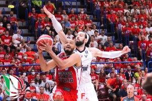 Non c’è storia al Forum. L’Olimpia Milano scuce lo scudetto dal petto della Virtus Bologna