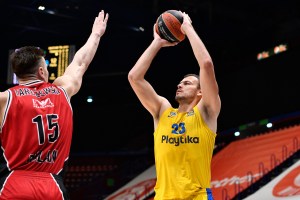 Anadolu Efes, Ante Zizic officially agree to 2+1 deal