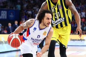 Larkin stellare, l’Efes forza Gara 4 contro il Fenerbahce