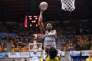 Jordan Bayehe esce dal contratto con Cantù