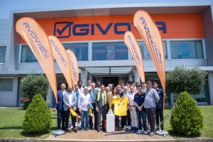Scafati, l’azienda Givova accoglie la Coppa e presenta la maglia celebrativa