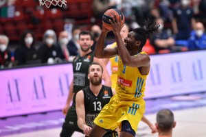 Three EuroLeague teams reportedly interested in Jaleen Smith
