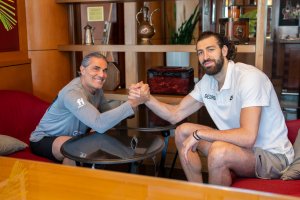 Sergio Scariolo: “Meglio con Toko che contro di lui”. Stretta di mano che fa sognare i tifosi Virtus