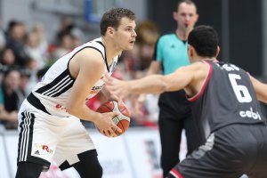 Jaromír Bohačík firma con il Brose Bamberg