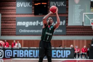 Junior Etou firma alla Happy Casa Brindisi