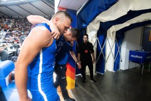 Danilo Gallinari to undergo MRI on Sunday, initial exams show ACL is stable